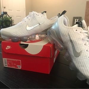 Nike Air Vapormax Flyknit 3 (GS), White/Metallic Silver, size 7Y (women’s 8.5)